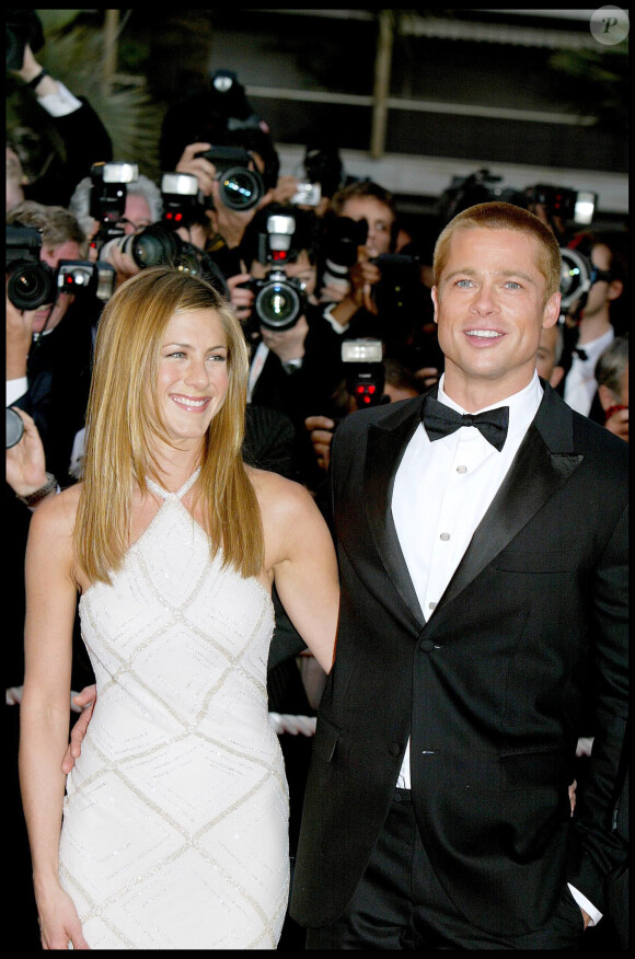 Jennifer Aniston et Brad Pitt au 57e festival international du film de Cannes 2004 - Montée des marches du film "Troy"
