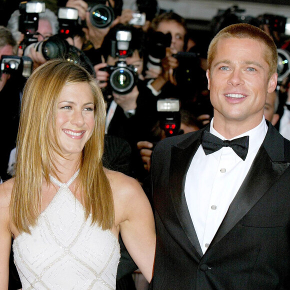 Jennifer Aniston et Brad Pitt au 57e festival international du film de Cannes 2004 - Montée des marches du film "Troy"