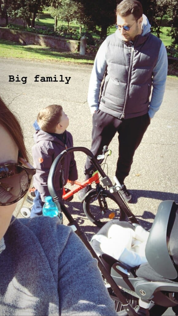 Lorik Cana et sa femme Monica Ercoli Cana en promenade avec leurs enfants Boiken et Enkeleida, tout juste née, dans une story Instagram de Monica le 30 janvier 2020.
