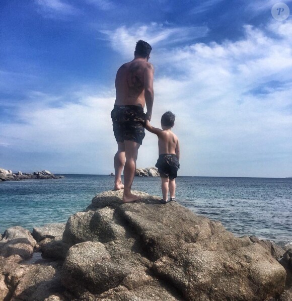 Lorik Cana et son fils Boiken lors de leurs vacances en Sardaigne à l'été 2018, photo Instagram.