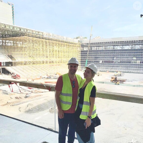 Lorik Cana et sa femme Monica visitant un stade en construction à Tirana en Albanie en avril 2019, photo Instagram.