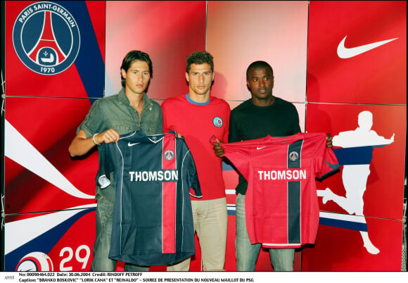 Branko Boskovic, Lorik Cana et Reinaldo lors de la présentation du nouveau maillot du PSG en 2004.
