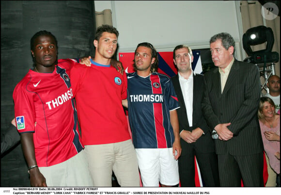 Bernard Mendy, Lorik Cana, Fabrice Fiorèse et Francis Graille en juin 2004 lors de la soirée de présentation du nouveau maillot du PSG.