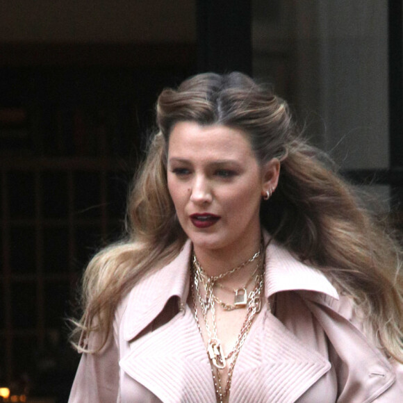 Blake Lively quitte l'hôtel Crosby à New York, le 27 janvier 2020. Elle signe des autographes à ses fans à la sortie de l'hôtel.
