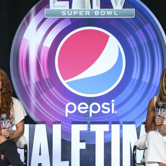 Shakira et Jennifer Lopez en conférence lors de la mi-temps du Pepsi Super Bowl à Miami, le 30 janvier 2020.