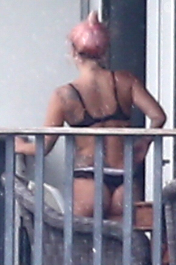 Lady Gaga se promène en sous-vêtements sur son balcon à Miami le 1er février 2020.