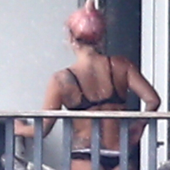 Lady Gaga se promène en sous-vêtements sur son balcon à Miami le 1er février 2020.