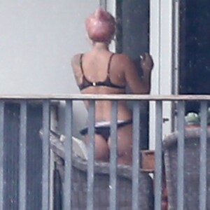 Lady Gaga se promène en sous-vêtements sur son balcon à Miami le 1er février 2020.