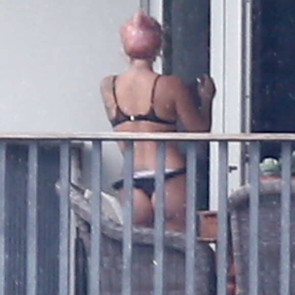 Lady Gaga se promène en sous-vêtements sur son balcon à Miami le 1er février 2020.