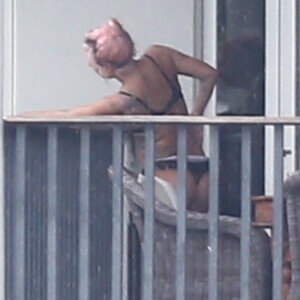 Lady Gaga se promène en sous-vêtements sur son balcon à Miami le 1er février 2020.