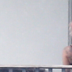 Lady Gaga se promène en sous-vêtements sur son balcon à Miami le 1er février 2020.