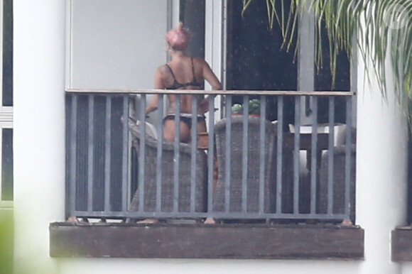 Lady Gaga se promène en sous-vêtements sur son balcon à Miami le 1er février 2020.  Miami, FL - Lady Gaga in enjoys the views from her Miami balcony in her underwear ahead of the Super Bowl. Gaga looks great as she shows off her assets in the tiny black lingerie.01/02/2020 - Miami
