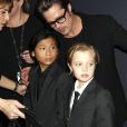 Brad Pitt avec ses enfants Maddox Jolie-Pitt, Pax Jolie-Pitt, Shiloh Jolie-Pitt à la première du film "Unbroken" à Hollywood, le 15 décembre 2014.