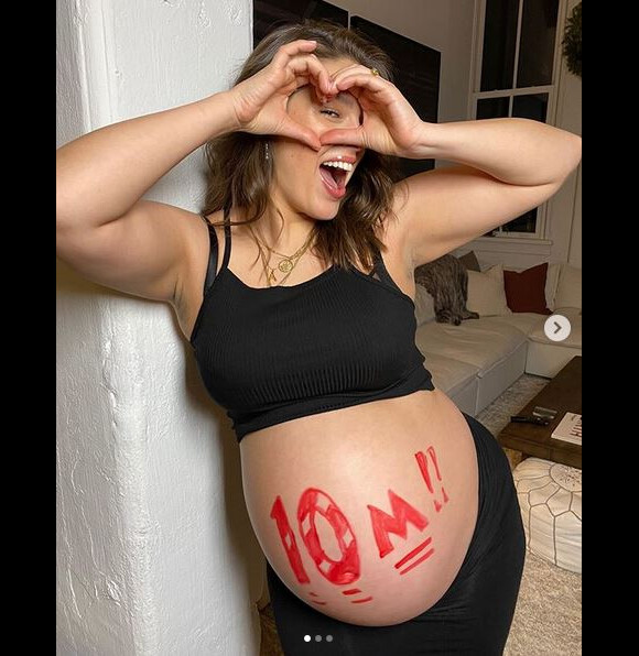 Ashley Graham, enceinte, remercie ses 10 millions d'abonnés sur Instagram. Janvier 2020.