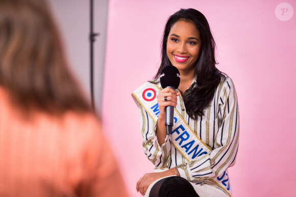 Exclusif - Rendez-vous avec Miss France 2020, Clémence Botino dans les locaux de Webedia lors d'une interview pour Purepeople à Levallois-Perret le 29 janvier 2020. © Tiziano da Silva/Bestimage