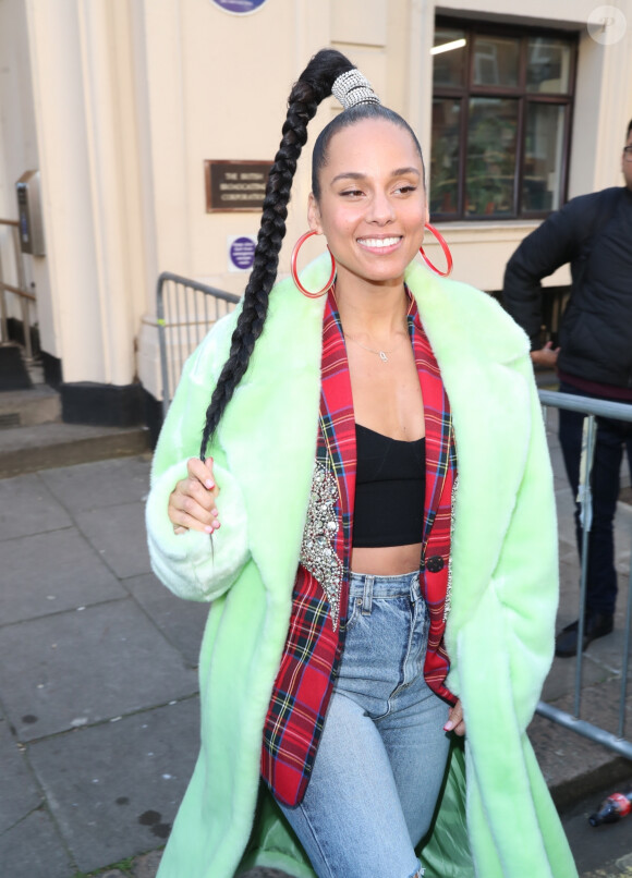 Alicia Keys a la sortie de la radio BBC, elle porte un manteau en fourrure vert néon, Londres, le 6 février 2020.
