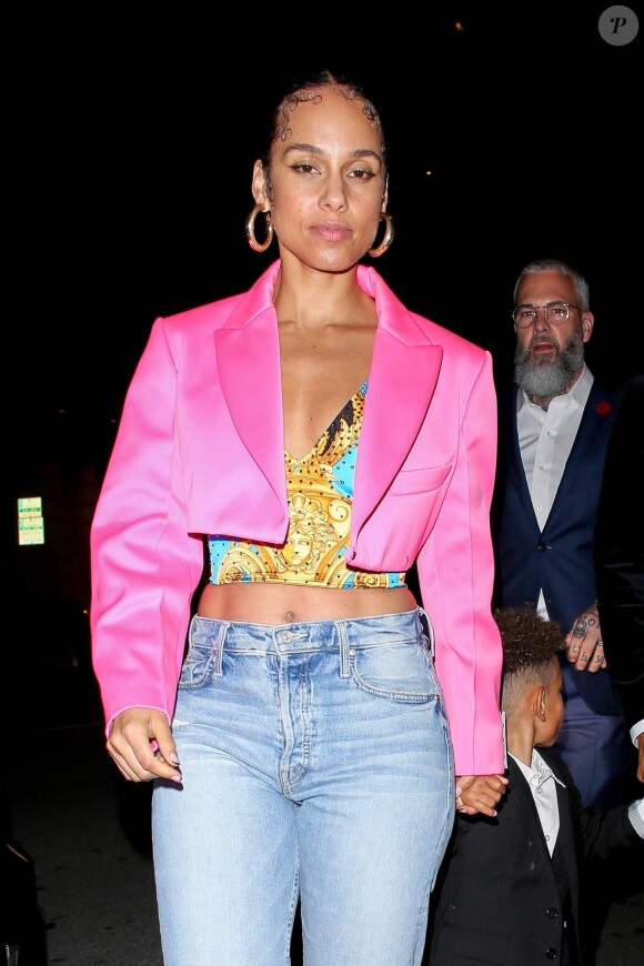 Alicia Keys quitte en famille l'after-party des Grammy Awards au restaurant "Mr Chow" à Beverly Hills, le 26 janvier 2020.