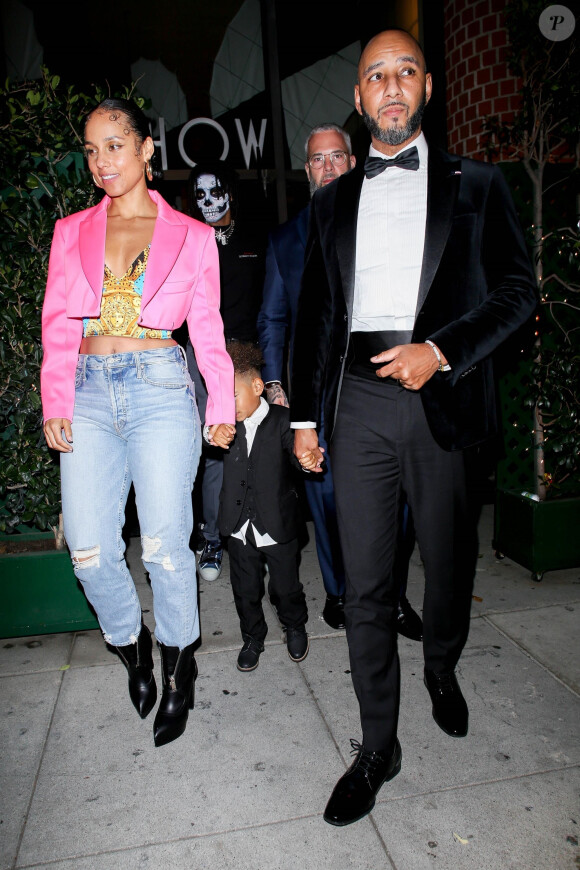 Alicia Keys quitte en famille l'after-party des Grammy Awards au restaurant "Mr Chow" à Beverly Hills, le 26 janvier 2020.