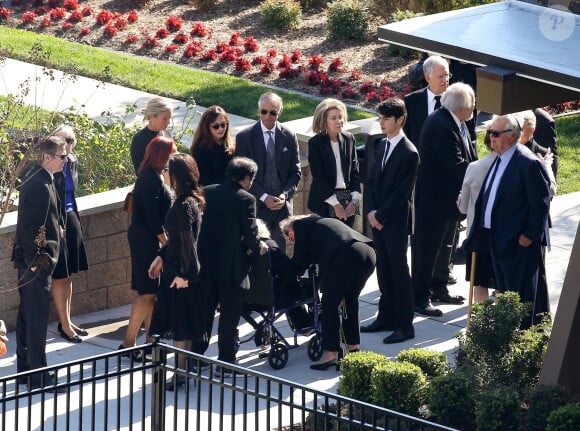 Catherine Zeta-Jones avec son fils Dylan Michael Douglas, sa belle-mère Anne Buydens - Kirk Douglas a été enterré dans un service funéraire privé en présence de ses amis et de sa famille les plus proches au Westwood Memorial de Los Angeles, le 7 février 2020.