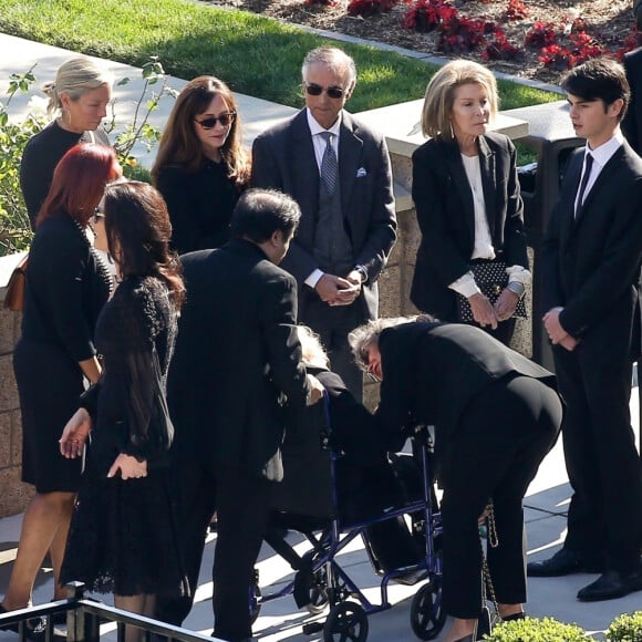 Catherine Zeta-Jones avec son fils Dylan Michael Douglas, sa belle-mère Anne Buydens - Kirk Douglas a été enterré dans un service funéraire privé en présence de ses amis et de sa famille les plus proches au Westwood Memorial de Los Angeles, le 7 février 2020.