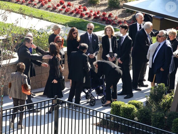 Catherine Zeta-Jones avec son fils Dylan Michael Douglas, sa belle-mère Anne Buydens - K. Douglas a été enterré dans un service funéraire privé en présence de ses amis et de sa famille les plus proches au Westwood Memorial de Los Angeles, le 7 février 2020.