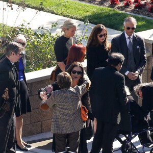 Catherine Zeta-Jones avec son fils Dylan Michael Douglas, sa belle-mère Anne Buydens - Kirk Douglas a été enterré dans un service funéraire privé en présence de ses amis et de sa famille les plus proches au Westwood Memorial de Los Angeles, le 7 février 2020.