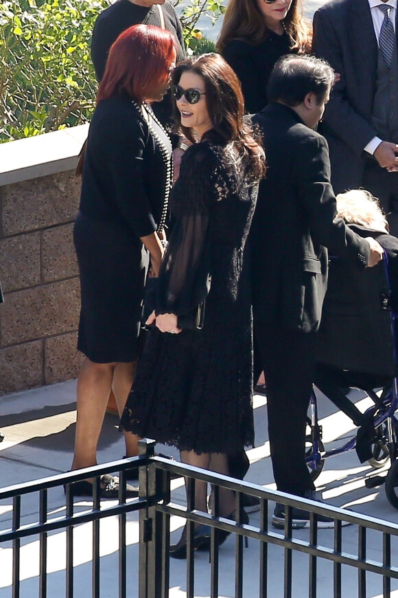 Catherine Zeta-Jones - Kirk Douglas a été enterré dans un service funéraire privé en présence de ses amis et de sa famille les plus proches au Westwood Memorial de Los Angeles, le 7 février 2020.