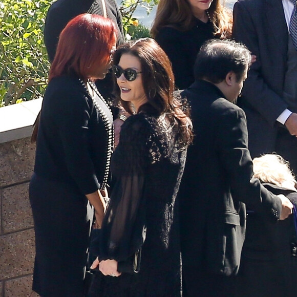 Catherine Zeta-Jones - Kirk Douglas a été enterré dans un service funéraire privé en présence de ses amis et de sa famille les plus proches au Westwood Memorial de Los Angeles, le 7 février 2020.