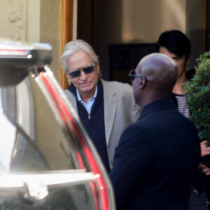 Michael Douglas à la sortie d'un immeuble quelques jours après le décès de son père K. Douglas dans le quartier de Beverly Hills à Los Angeles, le 5 février 2020  Michael Douglas looks happy spotted out in Beverly Hills just days after his father K. Douglas' passing on Wednesday, February 5th 202005/02/2020 - Los Angeles