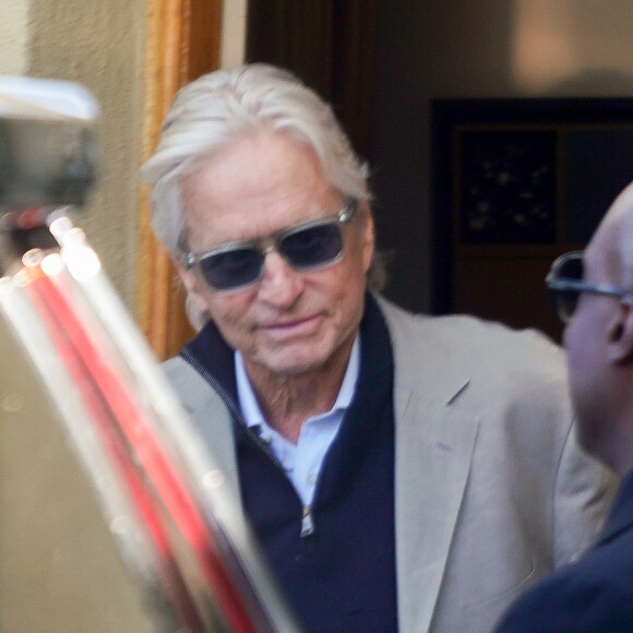 Michael Douglas à la sortie d'un immeuble quelques jours après le décès de son père K. Douglas dans le quartier de Beverly Hills à Los Angeles, le 5 février 2020  Michael Douglas looks happy spotted out in Beverly Hills just days after his father K. Douglas' passing on Wednesday, February 5th 202005/02/2020 - Los Angeles