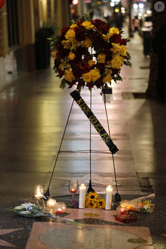 Des hommages ont été rendus à Kirk Douglas sur le Walk Of Fame à Hollywood. Fleurs et bougies sont venues ornées la plaque du dernier géant d'Hollywood, mort à 103 ans. Le 5 février 2020 05/02/2020 - Los Angeles
