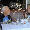 Michael Douglas déjeune avec son père Kirk à Beverly Hills le 25 février 2014.