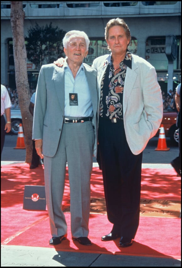 Kirk et son fils Michael Douglas, le 5 février 2020 à Hollywood.
