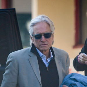 Exclusif - Michael Douglas et son fils D. Michael Douglas arrivent à l'aéroport de Burbank pour prendre l'avion à Los Angeles après avoir assisté aux obsèques de Kirk Douglas au Westwood Memorial, le 7 février 2020