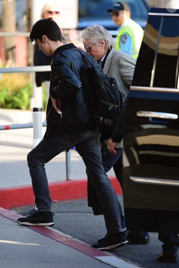 Exclusif - Michael Douglas et son fils Dylan Michael Douglas arrivent à l'aéroport de Burbank pour prendre l'avion à Los Angeles après avoir assisté aux obsèques de Kirk Douglas au Westwood Memorial, le 7 février 2020