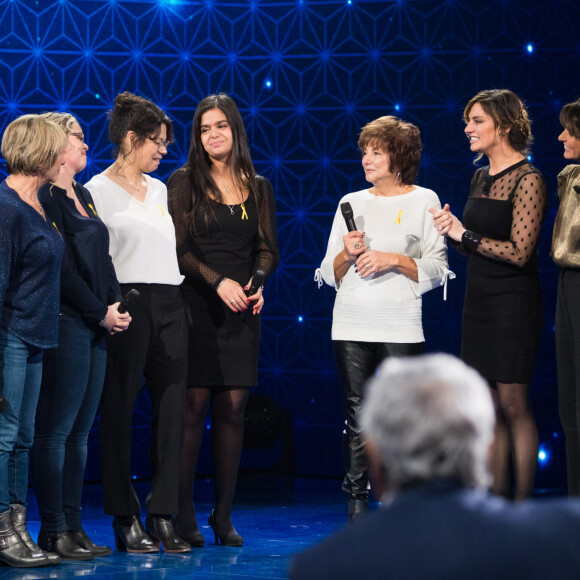 Exclusif - Laetitia Milot, sa mère Sylviane, Mandy, Yasmine, Gul, tata Paulette et Faustine Bollaert - Enregistrement de l'émission "La Boîte à secrets 3" à Paris, présentée par F.Bollaert, et qui sera diffusée le 7 février sur France 3. Le 22 janvier 2020 © Tiziano Da Silva / Bestimage