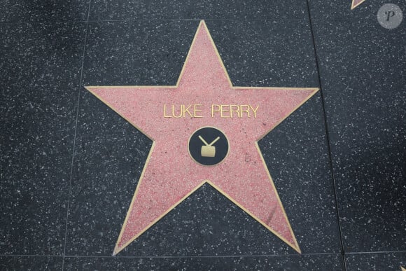 Luke Perry recevra son étoile sur le Walk Of Fame à Hollywood à titre posthume. L'acteur a eu une carrière bien remplie mais qui n'a encore jamais été honorée à travers une étoile sur le célèbre Walk of Fame. Il faudra malheureusement attendre au moins cinq ans avant que Luke Perry ne soit immortalisé sur le célèbre boulevard. D'après la chambre de commerce d'Hollywood, le processus est un peu plus compliqué compte tenu de la brutale disparition de Luke Perry.. Dans le cas d'une célébrité décédée, c'est la famille du défunt qui doit donner son accord, sachant qu'un seul candidat décédé est approuvé chaque année. Luke est décédé le 4 mars, ce qui signifie que le 4 mars 2024 est le plus tôt possible.. Le 11 mars 2019 F