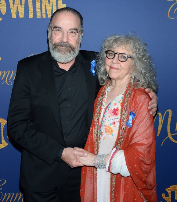 Mandy Patinkin et sa femme au photocall de la soirée "2018 Showtime Emmy Eve Party" à Los Angeles, le 16 septembre 2018.