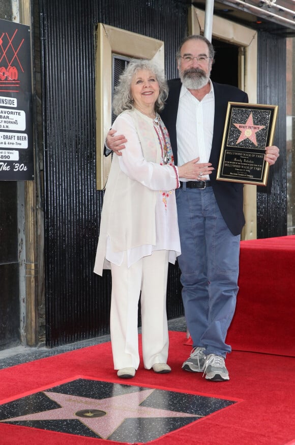 Mandy Patinkin avec sa femme Kathryn Grody - Mandy Patinkin reçoit son étoile sur le Walk of Fame à Los Angeles, le 12 février 2018
