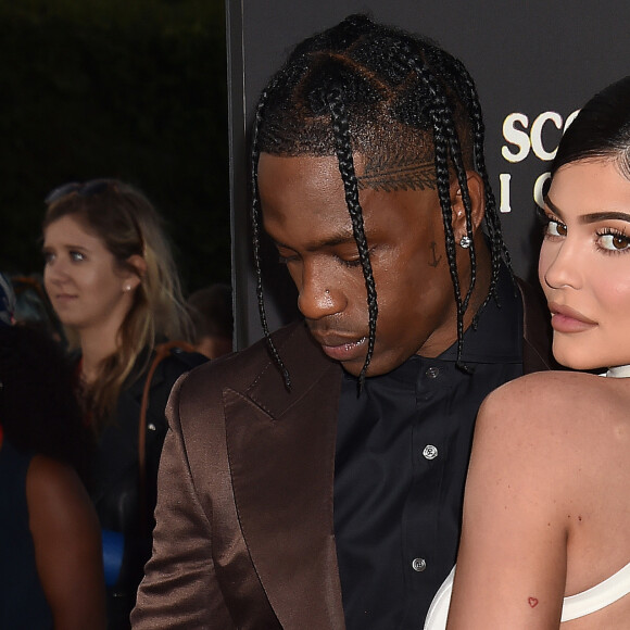 Travis Scott avec sa compagne Kylie Jenner à la première du prochain documentaire de Netflix Look Mom I Can Fly au Barker Hangar dans le quartier de Santa Monica à Los Angeles. Ce nouveau documentaire sera disponible à partir du 28 août sur Netflix.