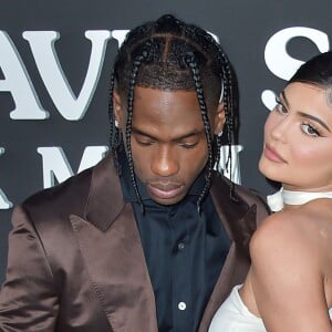 Travis Scott avec sa compagne Kylie Jenner à la première du prochain documentaire de Netflix Look Mom I Can Fly au Barker Hangar dans le quartier de Santa Monica à Los Angeles. Ce nouveau documentaire sera disponible à partir du 28 août sur Netflix. On y découvre des images inédites de T. Scott à ses débuts, jusqu'à son ascension aujourd'hui. Look Mom I Can Fly place les spectateurs au premier rang de la vie du rappeur, en s'intéressant à la sortie et aux répercussions d'Astroworld, son dernier album nommé aux Grammys. Le 27 août 2019