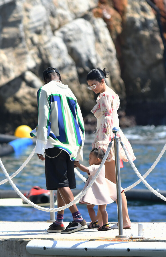 Travis Scott, Kylie Jenner, Stormi Webster - Le clan Jenner arrive à l'Hôtel du Cap-Eden-Roc pour un déjeuner en famille au Cap d'Antibes le 14 août 2019.