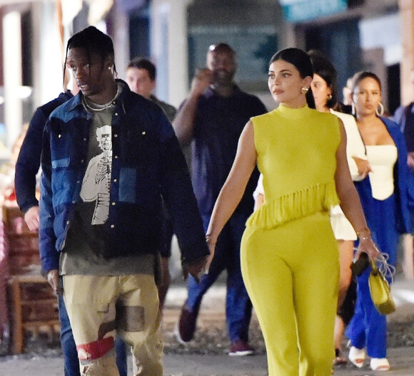 Exclusif - Kylie Jenner et son compagnon Travis Scott passent une soirée en amoureux à Portofino le 12 août 2019. Ils ont laissé toute la famille pour une soirée à deux. Sans Stormi et sans la famille qui est présente à Portofino. Kylie porte un ensemble jeune qu'elle a assorti avec un sac shopping Christian Dior.