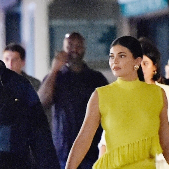 Exclusif - Kylie Jenner et son compagnon Travis Scott passent une soirée en amoureux à Portofino le 12 août 2019. Ils ont laissé toute la famille pour une soirée à deux. Sans Stormi et sans la famille qui est présente à Portofino. Kylie porte un ensemble jeune qu'elle a assorti avec un sac shopping Christian Dior.