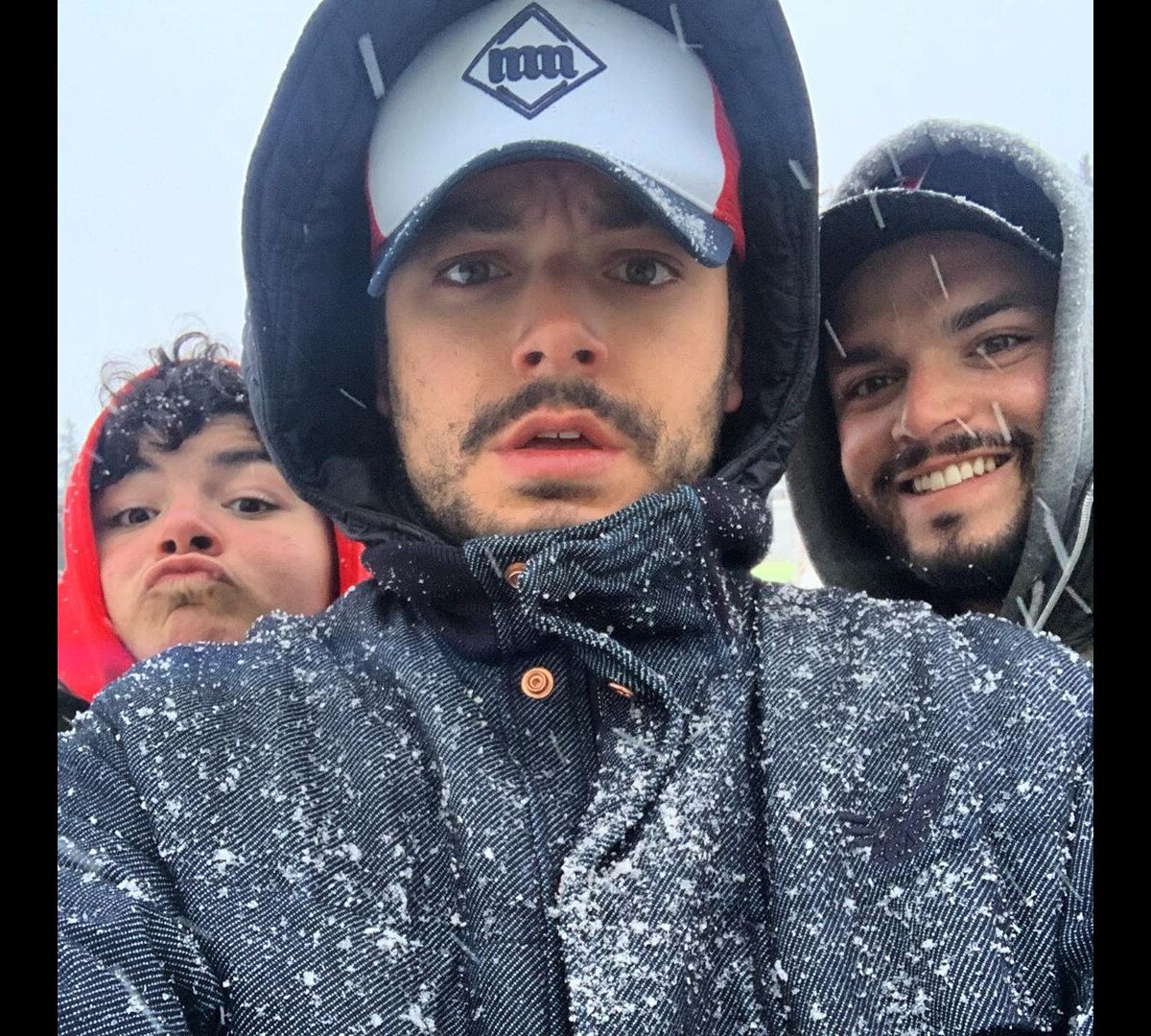 Kev Adams avec ses frères Noam et Lirone : des triplés sous la neige -  Purepeople