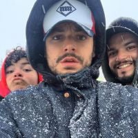 Kev Adams avec ses frères Noam et Lirone : des "triplés" sous la neige