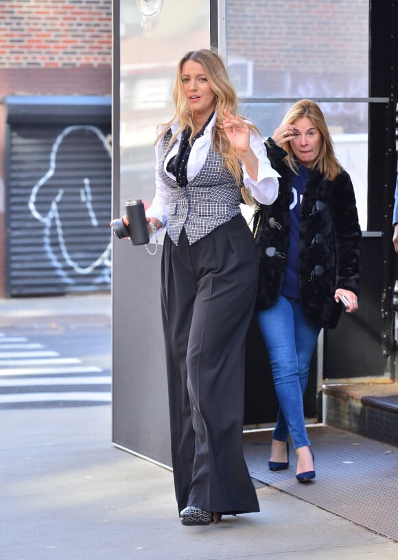 Blake Lively quitte un coffee shop, après avoir assisté au défilé Michael Kors Collection lors de la New York Fashion Week, le 12 février 2020.