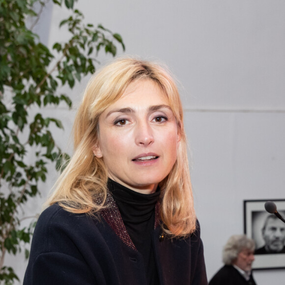 Julie Gayet participe à la 1ere éditon du Festival Ciné Roman pour une rencontre avec le public autour d'une lecture, au théâtre de l'Artistique à Nice le 24 octobre 2019. Cette manifestation a lieu du 23 au 26 octobre 2019. © Bruno Bebert/Bestimage