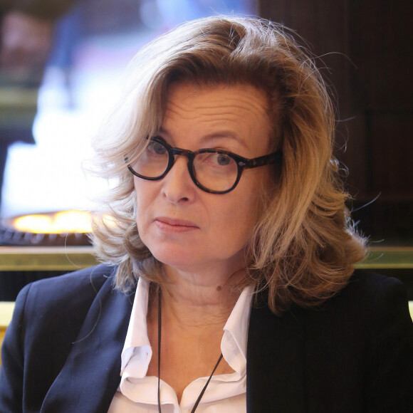 Valérie Trierweiler - Jean-Paul Dubois remporte le prix Goncourt pour son livre "Tous les hommes n'habitent pas le monde de la même façon" au restaurant Drouant à Paris le 4 novembre 2019. © Jonathan Rebboah/Panoramic/Bestimage