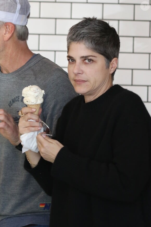 Exclusif - Selma Blair et son ami Ron Carlson sont allés acheter des glaces après avoir déjeuné ensemble à Los Angeles, le 10 février 2020